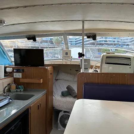 !!boat With Ac In Port Forum 2 Bikes Included!!