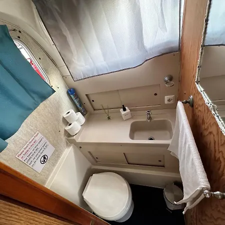 !!boat With Ac In Port Forum 2 Bikes Included!! Botel *